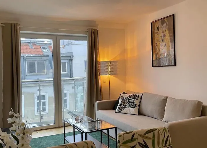 Kunsthaus Und Hundertwasserhaus Nebenan L Hg26 *